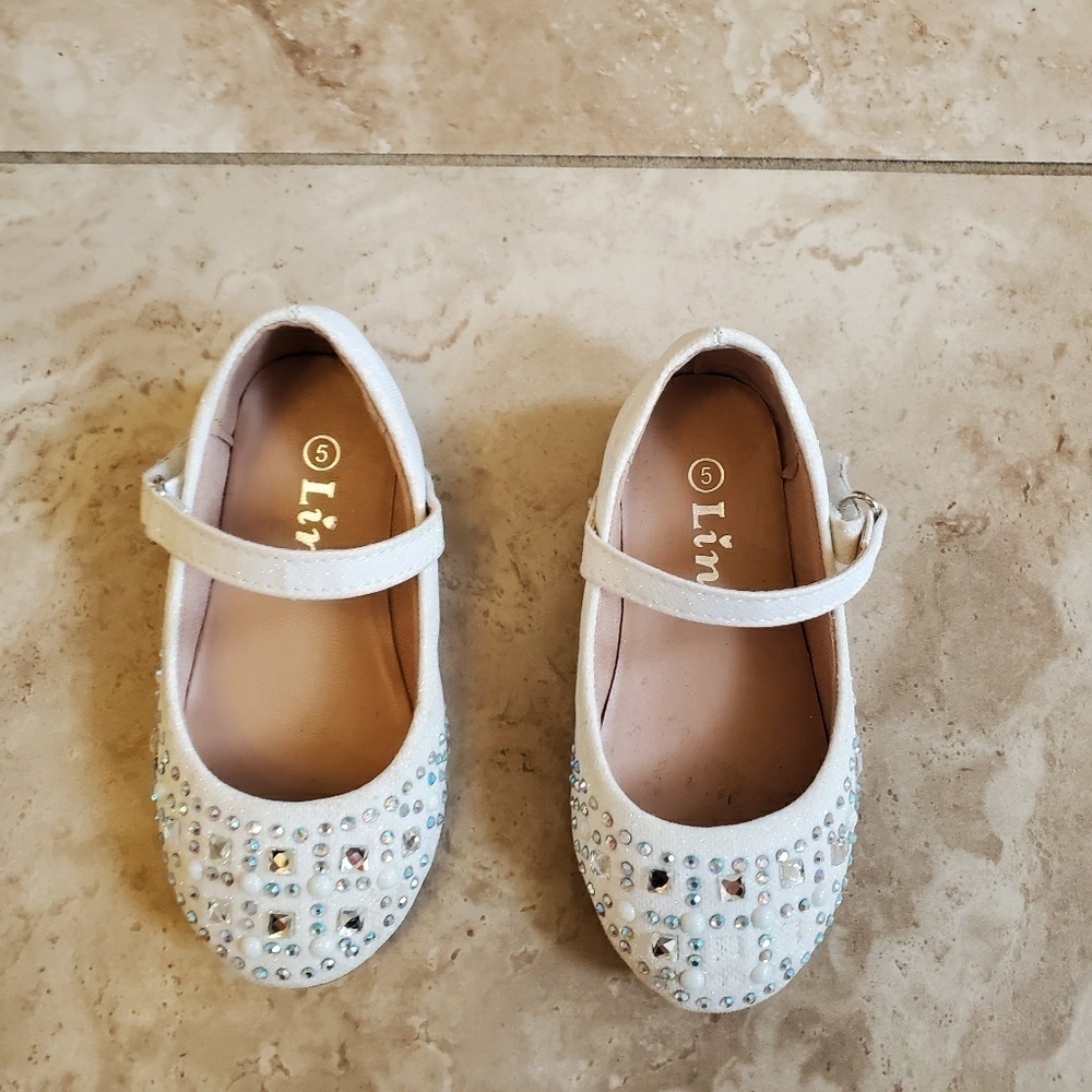 Link girl's shoes. Size 5